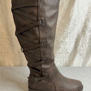 Women’s Brown Faux Leather Fashion Boots. US Size 9. NEW